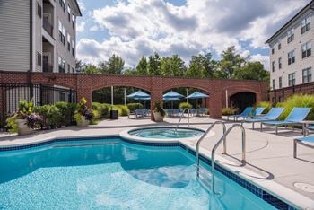 Pool with large sundeck and wi-fi